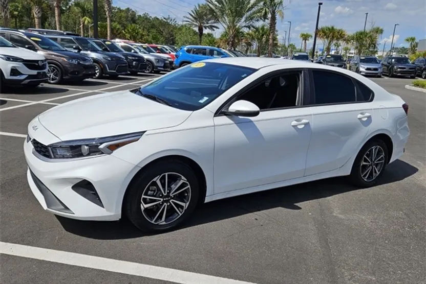 2023 Kia Forte LXS photo 1