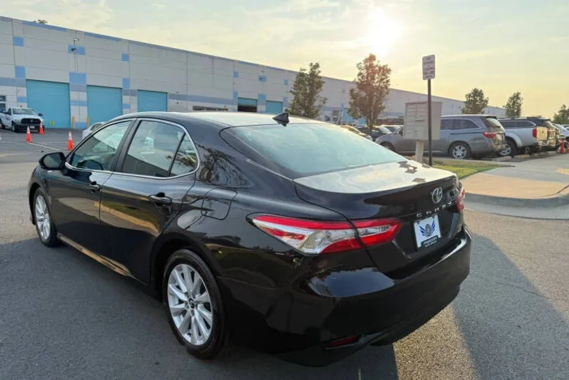 2020 Toyota Camry LE photo 1