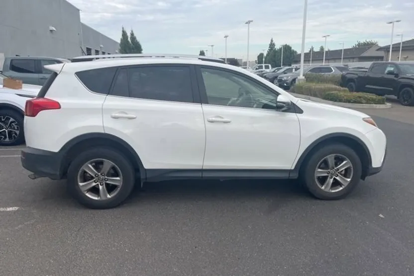 2015 Toyota RAV4 XLE photo 1