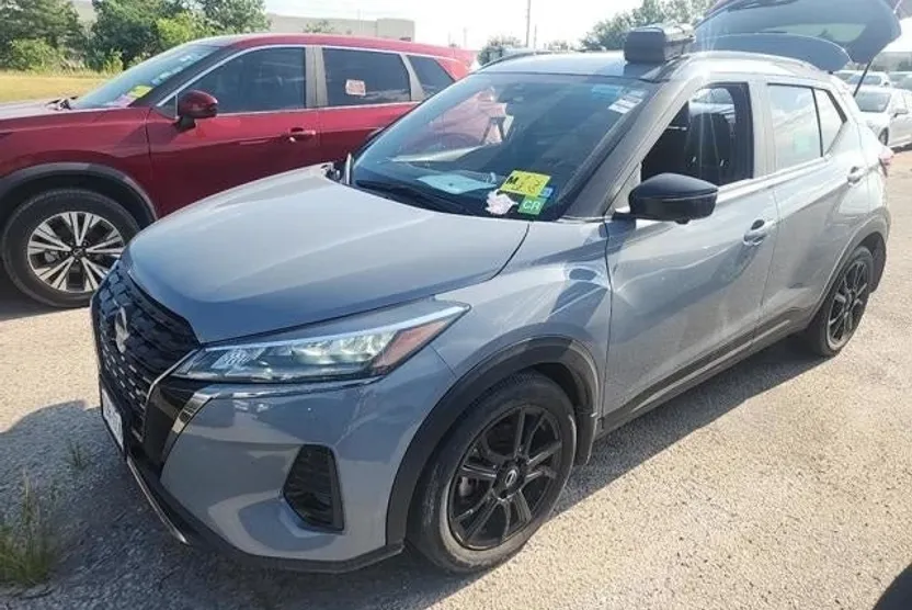 2023 Nissan Kicks SR photo 1