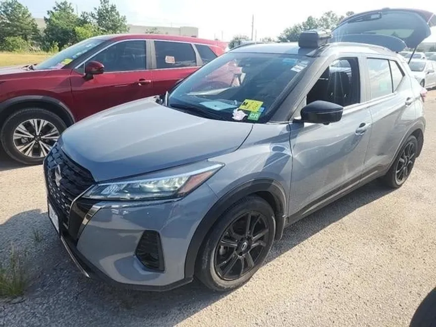 2023 Nissan Kicks SR photo 1