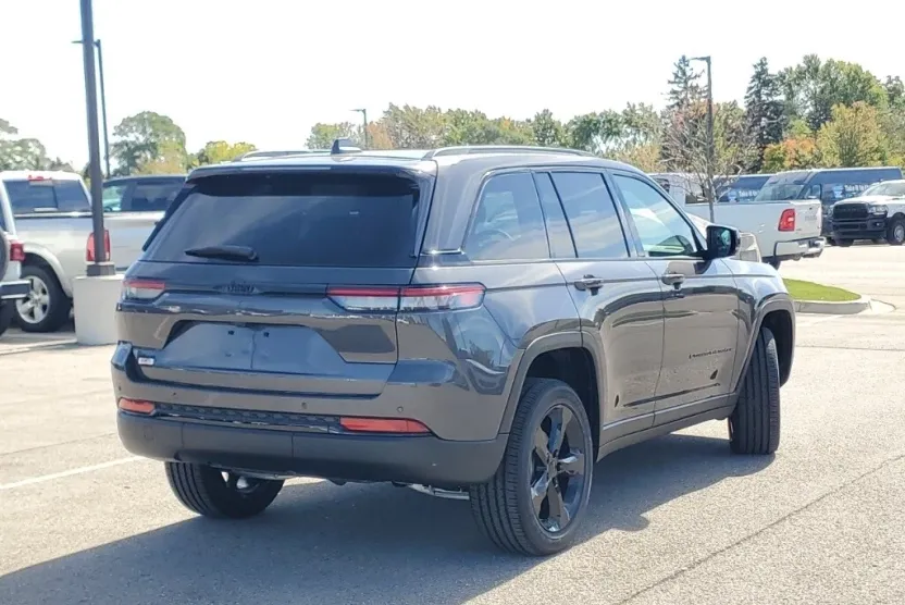 2025 Jeep Grand Cherokee Laredo Altitude photo 1