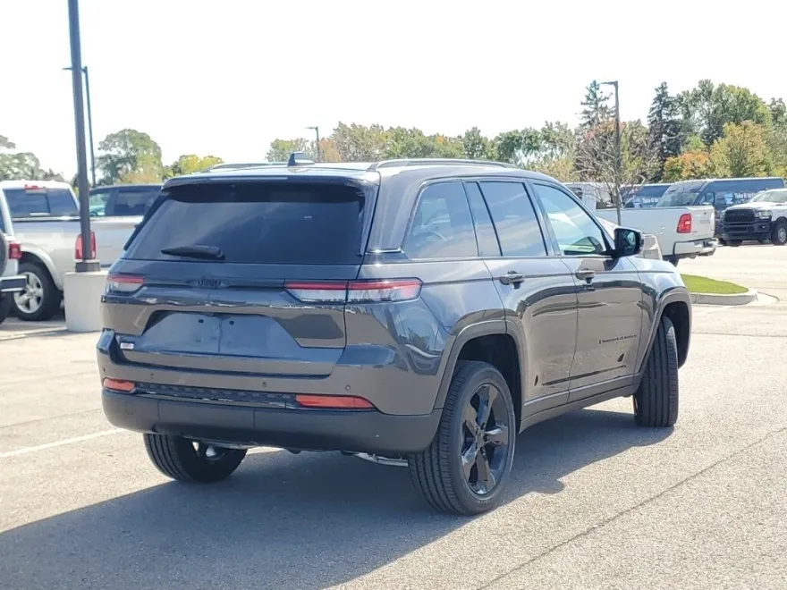 2025 Jeep Grand Cherokee Laredo Altitude photo 1