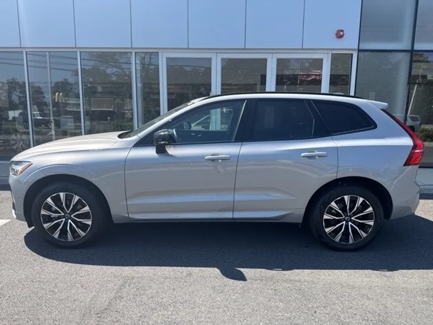 2025 Volvo XC60 Plus photo 1