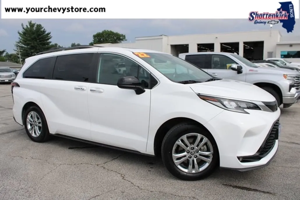 2022 Toyota Sienna XSE photo 1