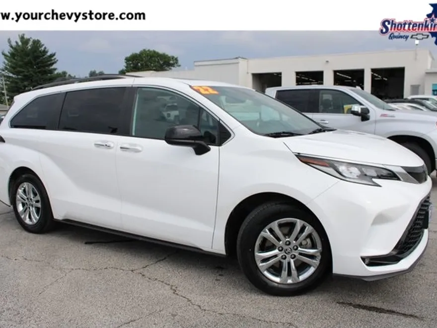 2022 Toyota Sienna XSE photo 1