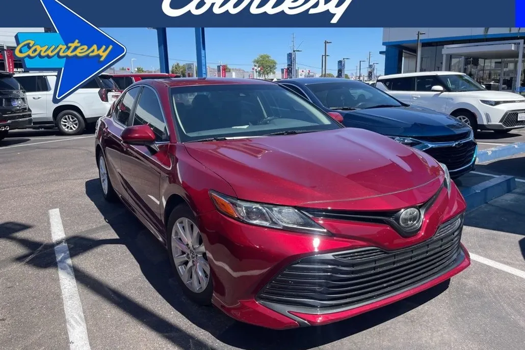 2018 Toyota Camry LE photo 1