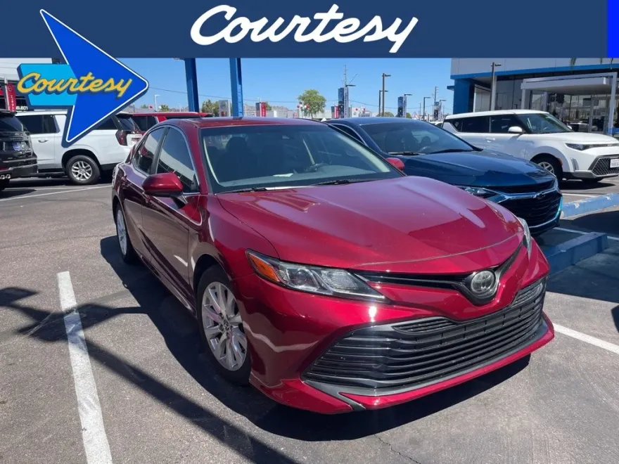 2018 Toyota Camry LE photo 1