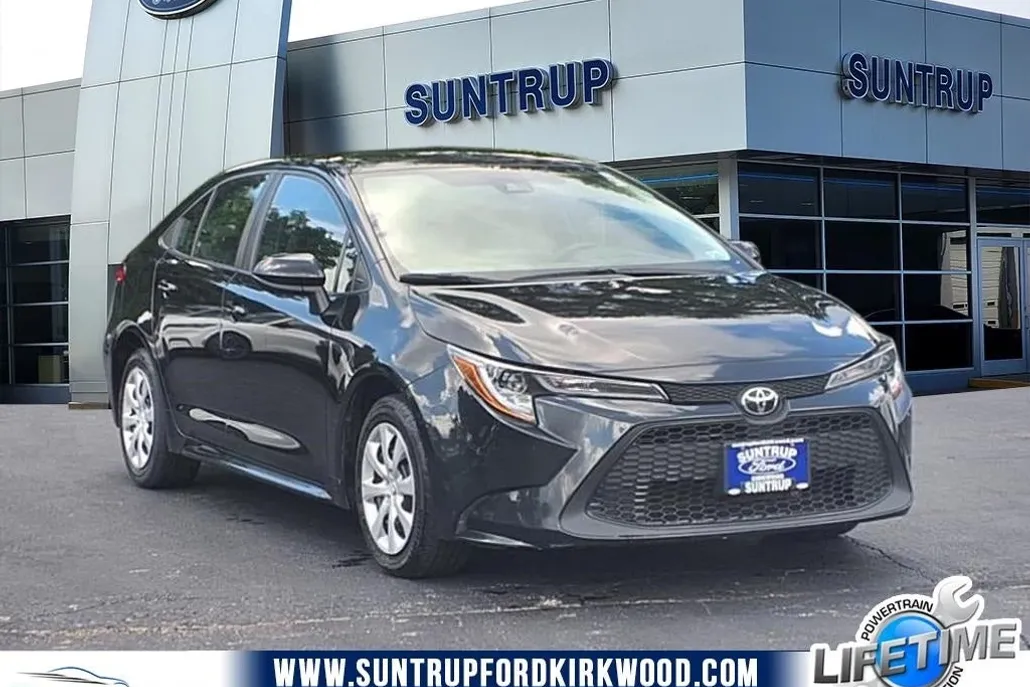 2022 Toyota Corolla LE photo 1