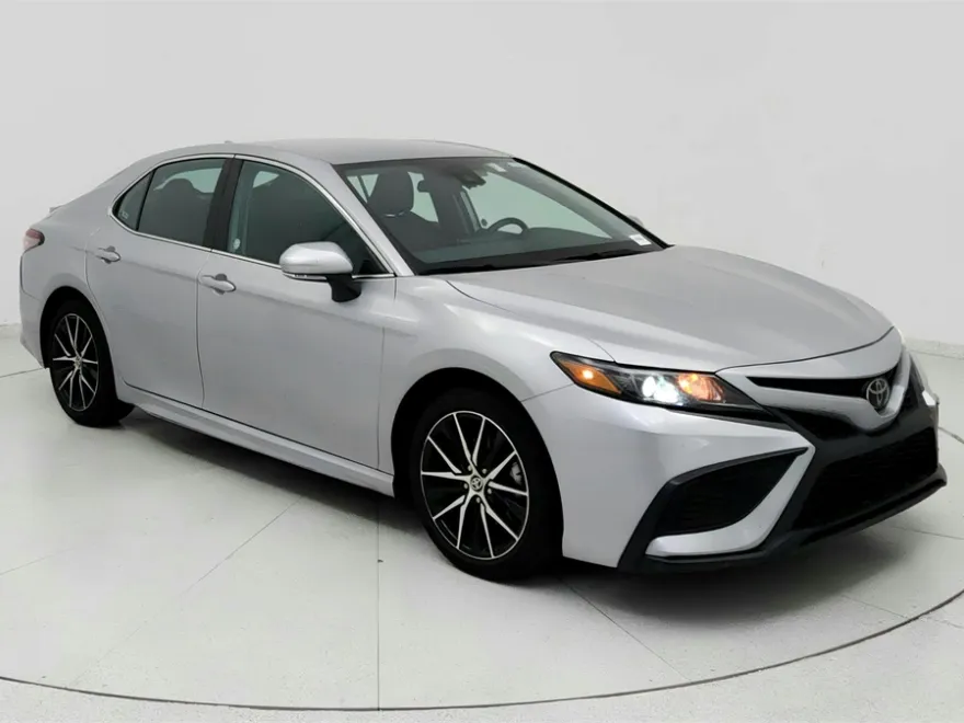 2024 Toyota Camry SE photo 1