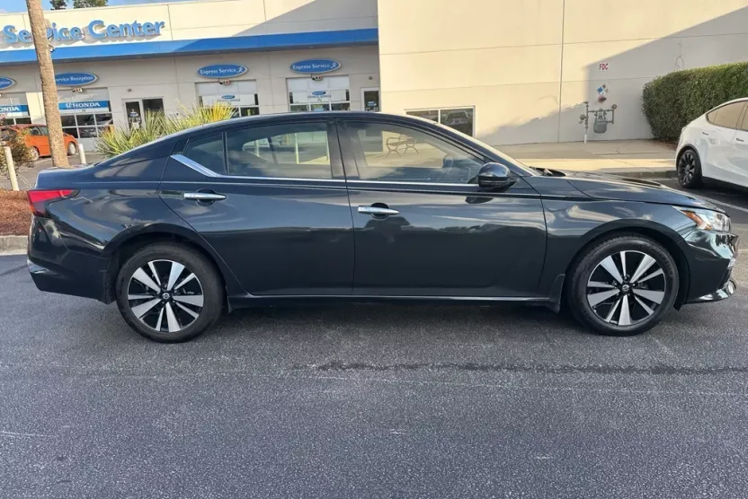2021 Nissan Altima 2.5 SL photo 1