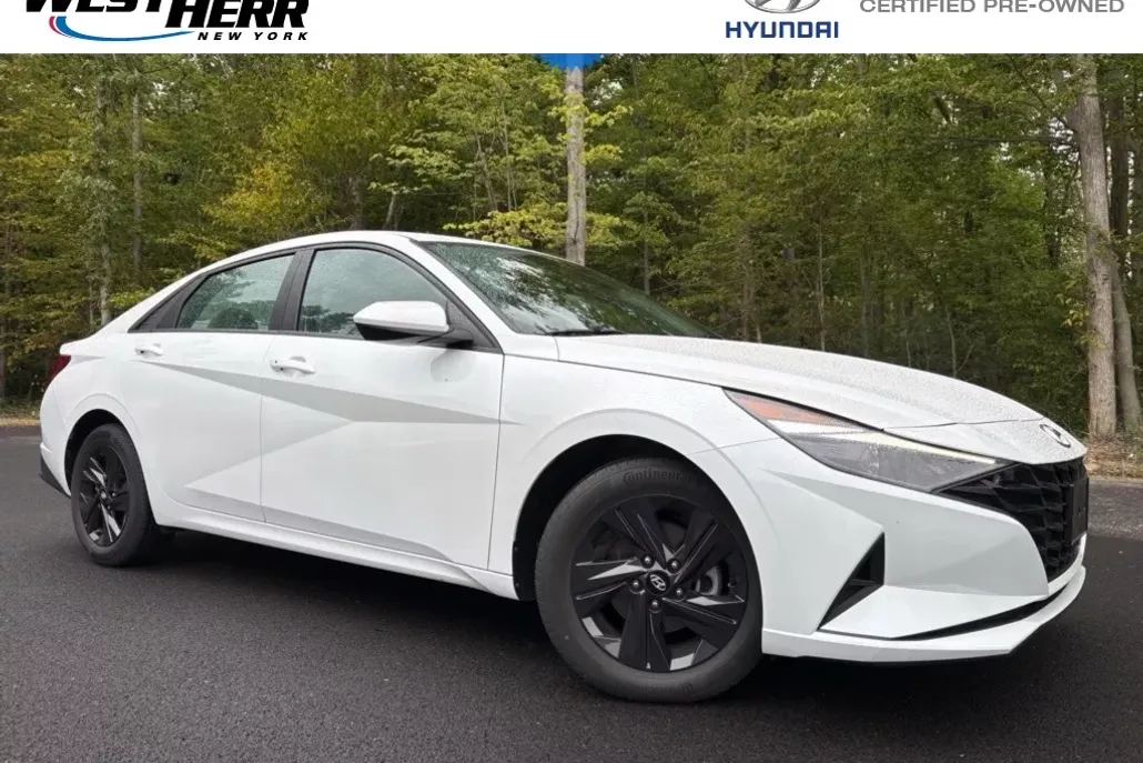 2023 Hyundai Elantra SEL photo 1