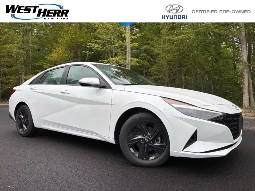 2023 Hyundai Elantra SEL photo 1