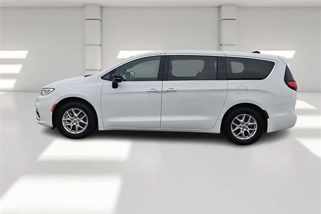 2025 Chrysler Pacifica photo 1
