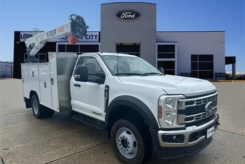 2024 Ford F-600 photo 1