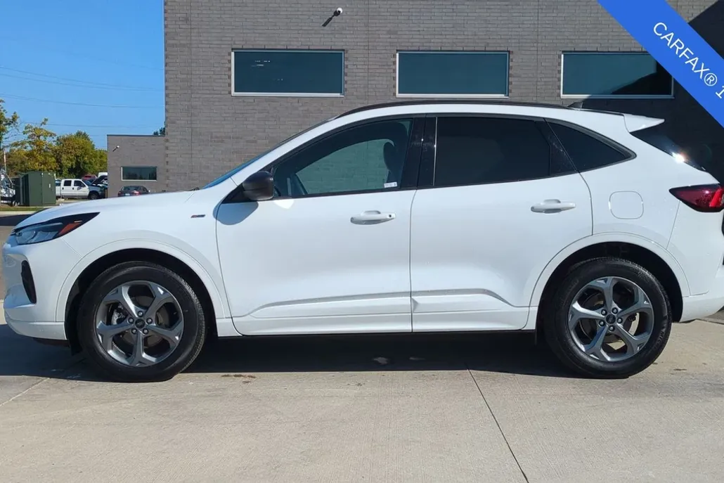 2023 Ford Escape ST-Line photo 1