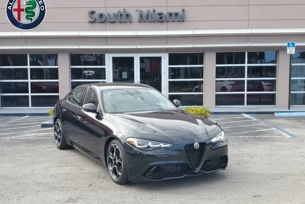 2025 Alfa Romeo Giulia photo 1