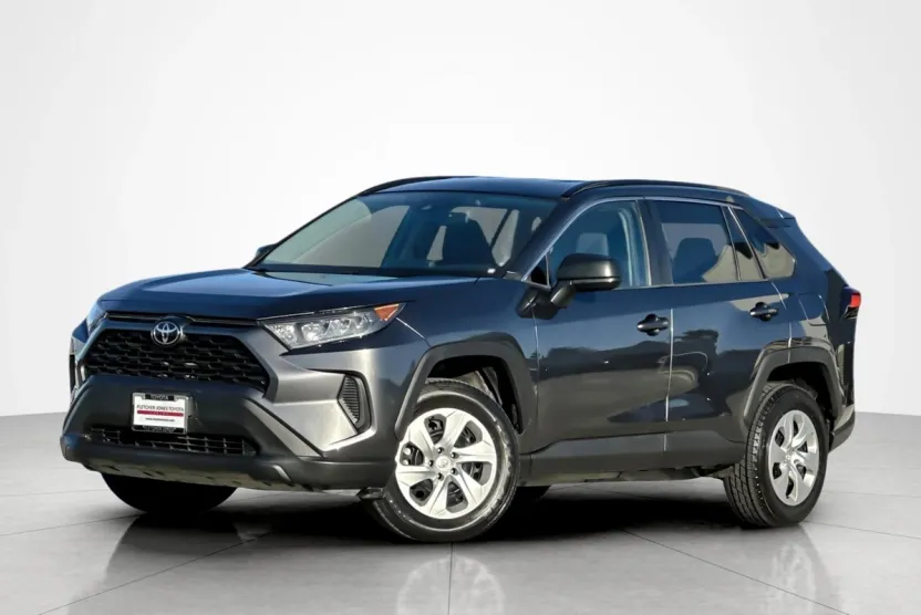 2020 Toyota RAV4 LE photo 1
