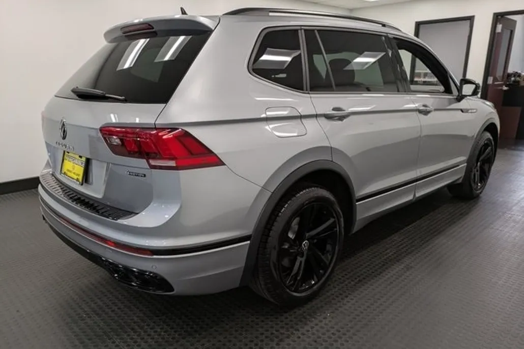 2023 Volkswagen Tiguan SE R-Line Black photo 1