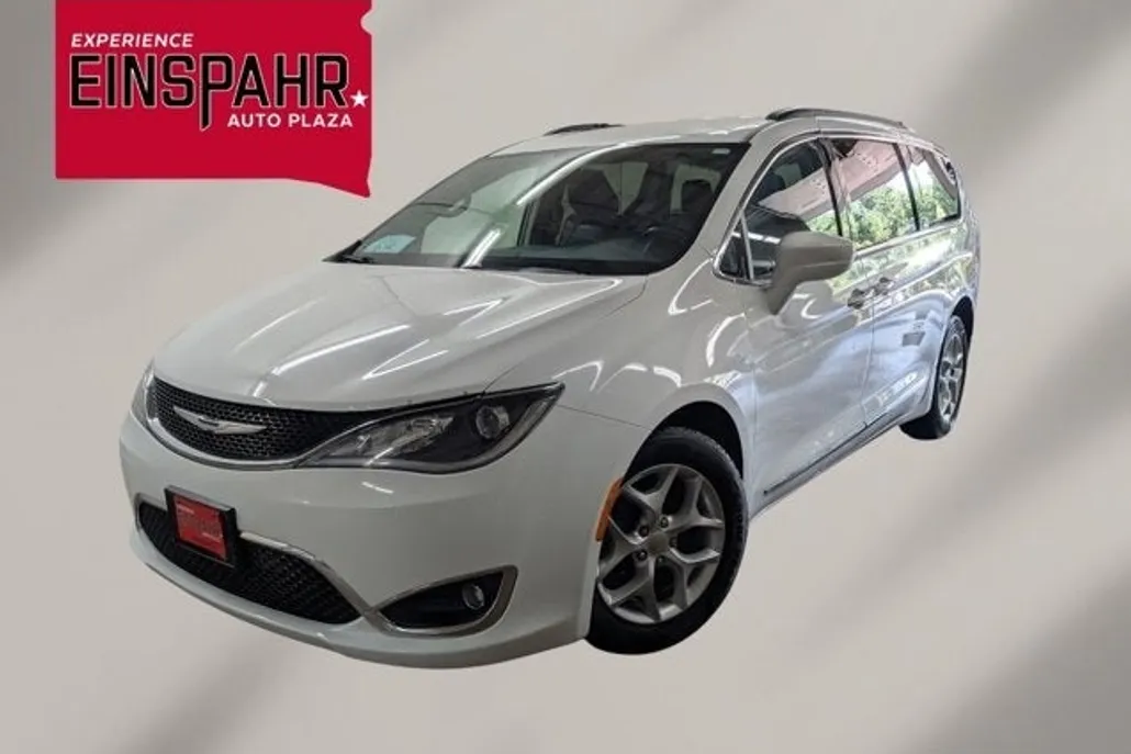 2017 Chrysler Pacifica Touring L photo 1