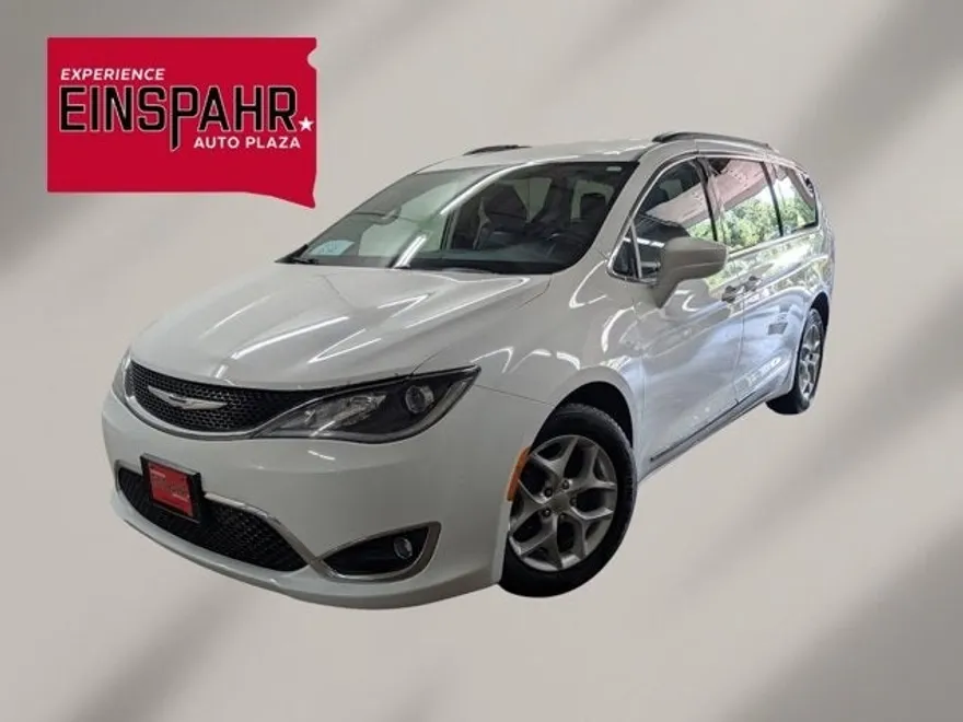 2017 Chrysler Pacifica Touring L photo 1