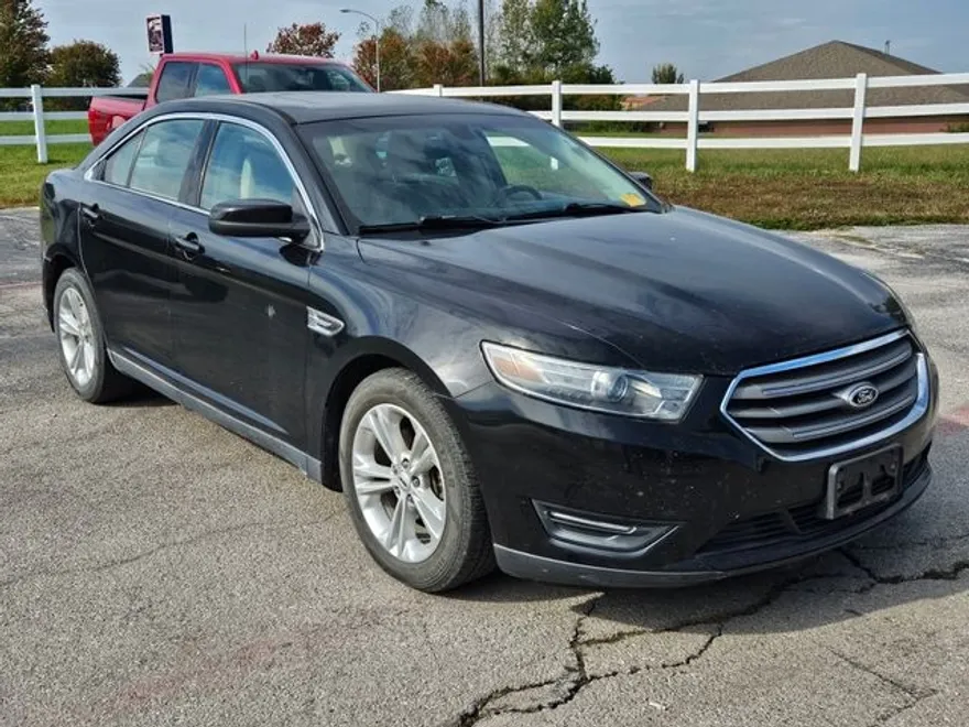 2013 Ford Taurus SEL photo 1