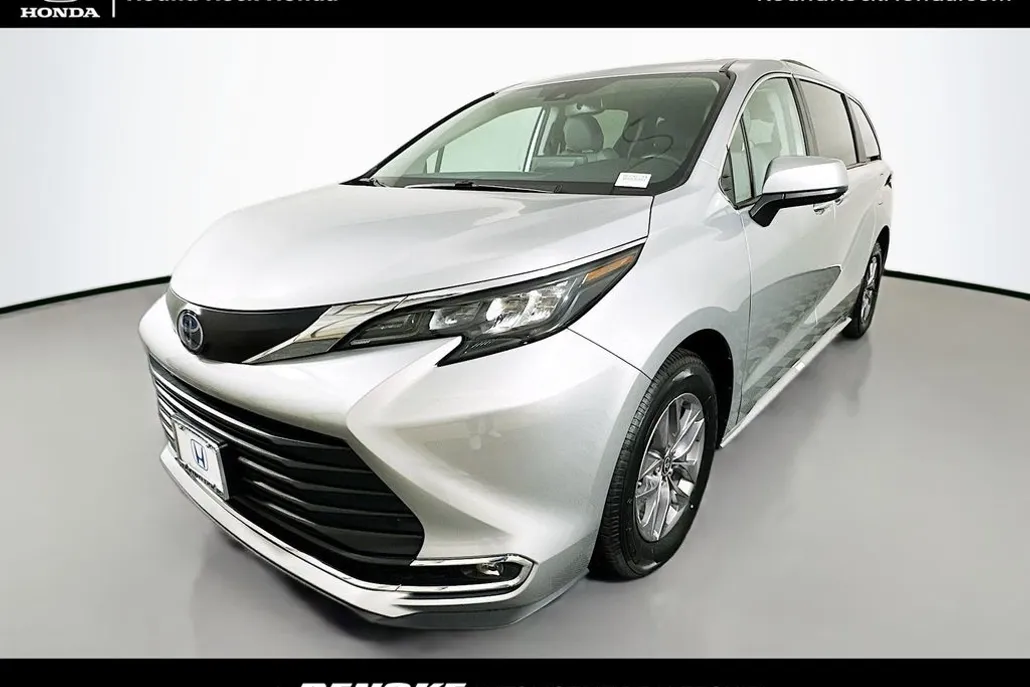 2024 Toyota Sienna XLE photo 1