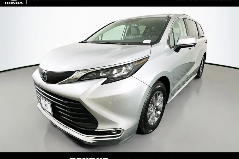 2024 Toyota Sienna XLE photo 1