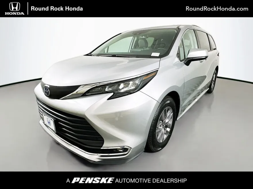 2024 Toyota Sienna XLE photo 1