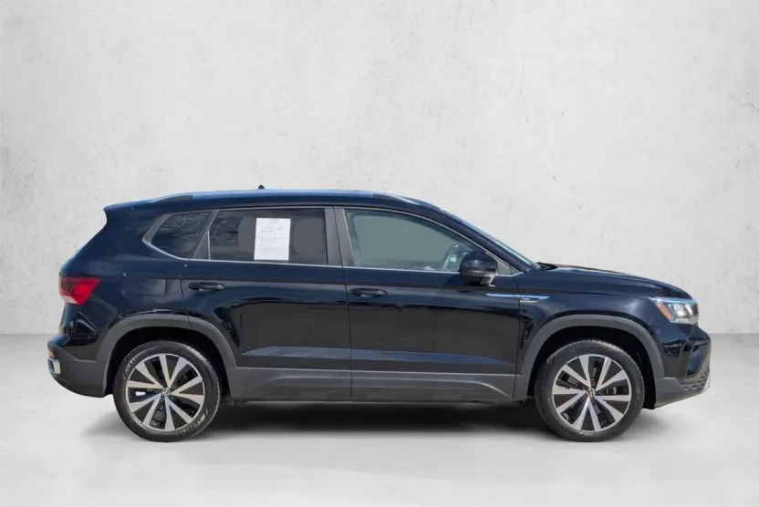 2023 Volkswagen Taos SE photo 1