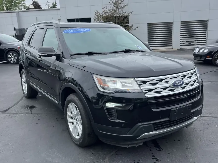 2019 Ford Explorer XLT photo 1