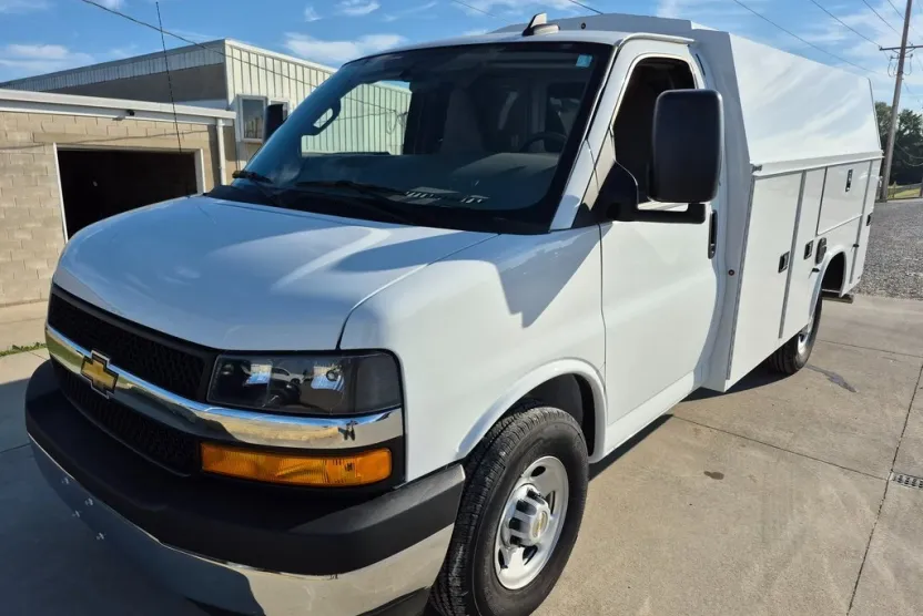 2025 Chevrolet Express 3500 Cutaway Van photo 1