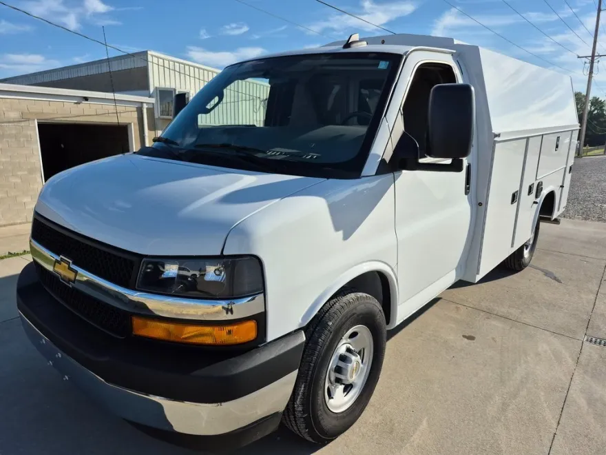 2025 Chevrolet Express 3500 Cutaway Van photo 1