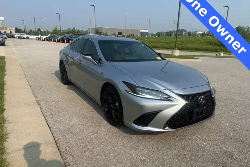 2025 Lexus ES 300h photo 1