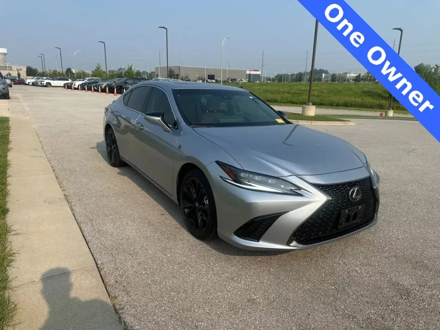 2025 Lexus ES 300h photo 1