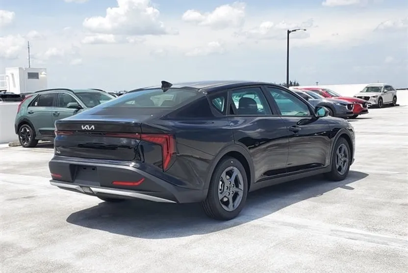 2025 Kia K4 LXS photo 1