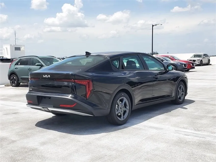 2025 Kia K4 LXS photo 1