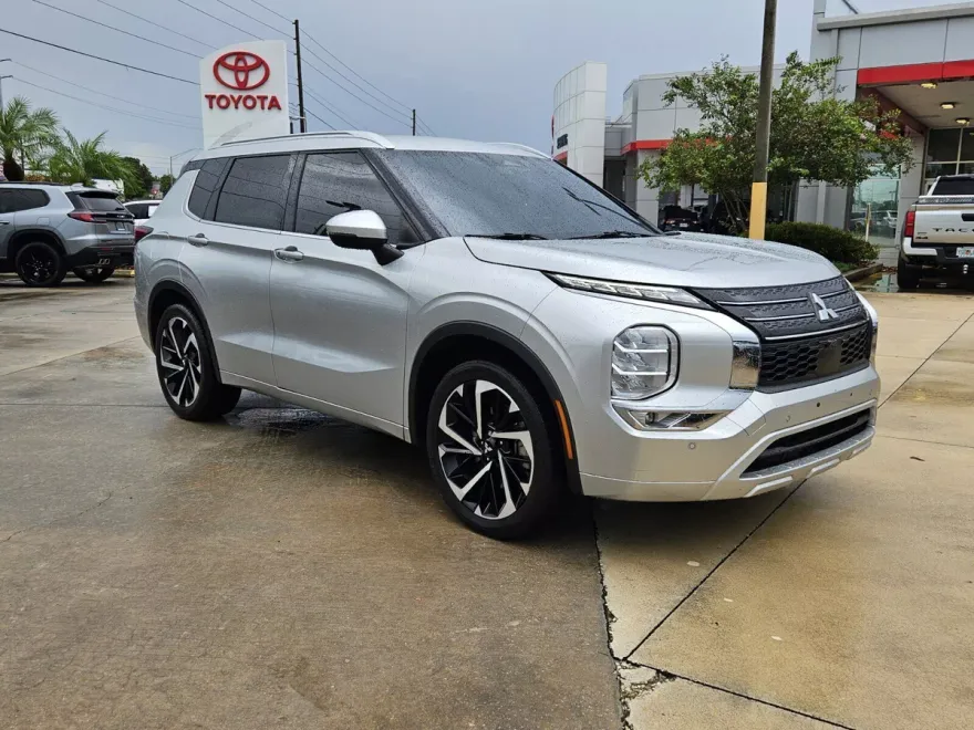 2022 Mitsubishi Outlander SEL photo 1
