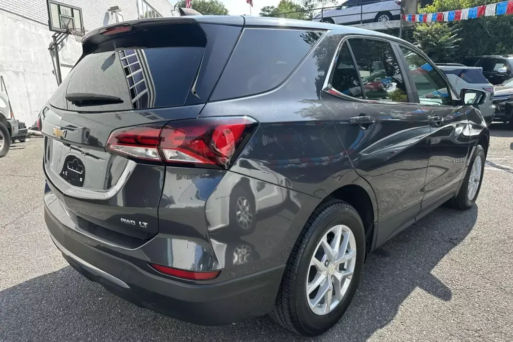 2023 Chevrolet Equinox LT photo 1