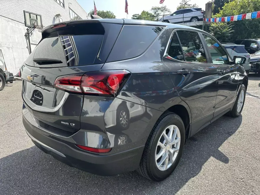 2023 Chevrolet Equinox LT photo 1