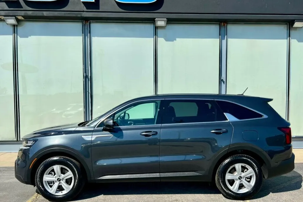2023 Kia Sorento LX photo 1