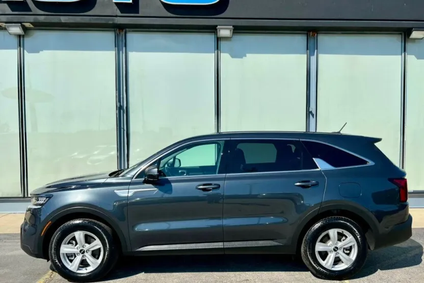 2023 Kia Sorento LX photo 1