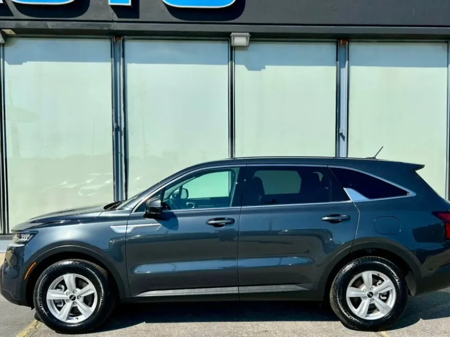 2023 Kia Sorento LX photo 1