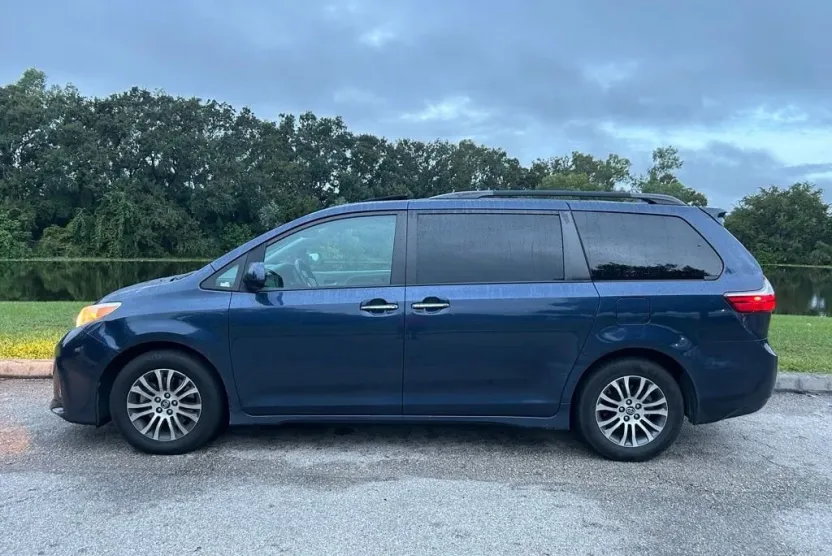 2019 Toyota Sienna XLE photo 1