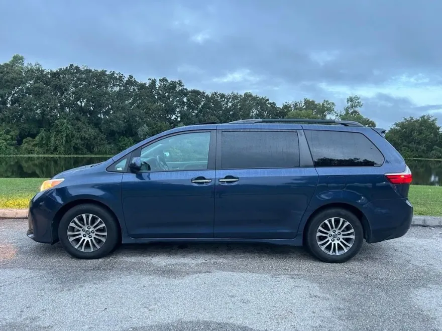 2019 Toyota Sienna XLE photo 1