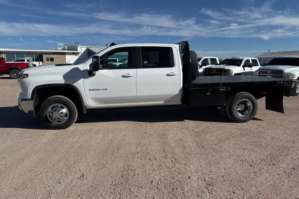 2024 Chevrolet Silverado 3500HD LT photo 1