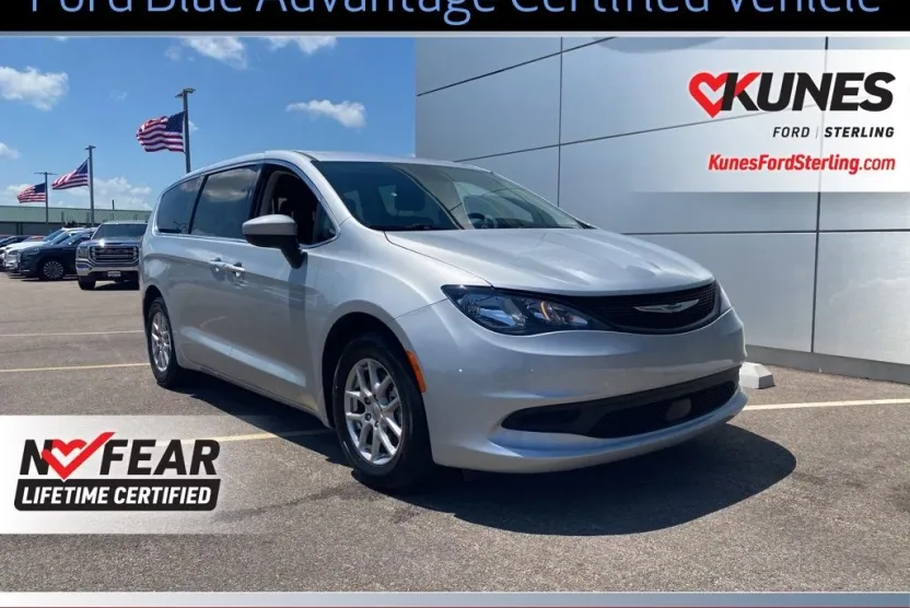 2023 Chrysler Voyager LX photo 1