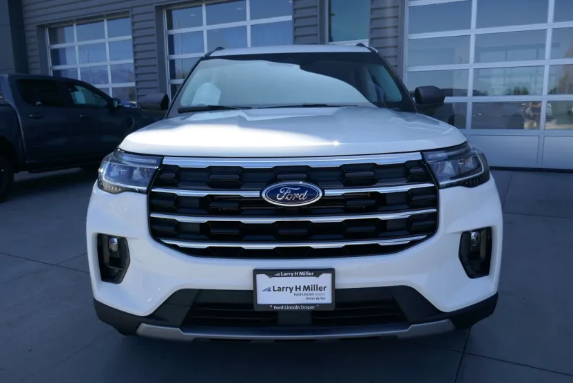 2025 Ford Explorer photo 1