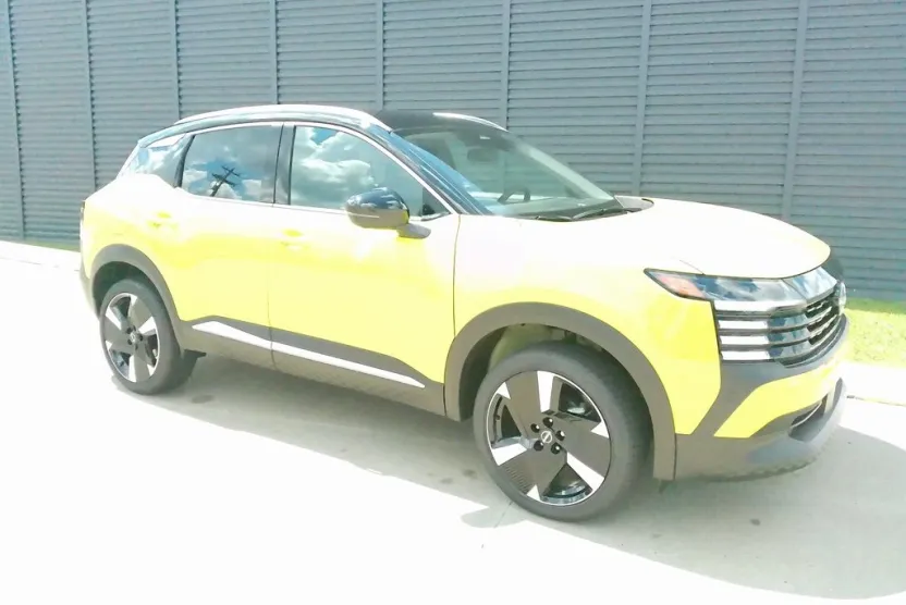 2025 Nissan Kicks SR photo 1