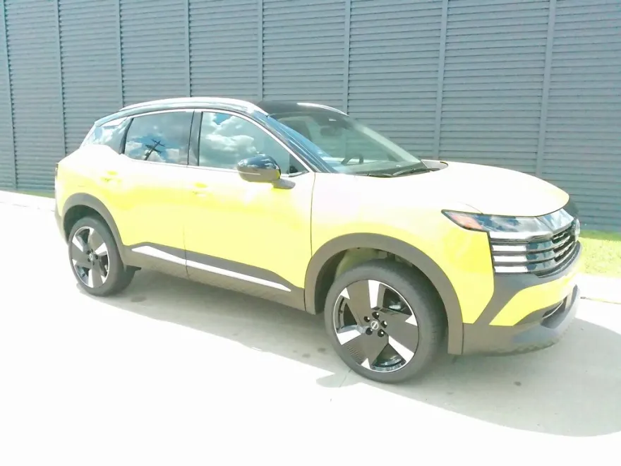 2025 Nissan Kicks SR photo 1